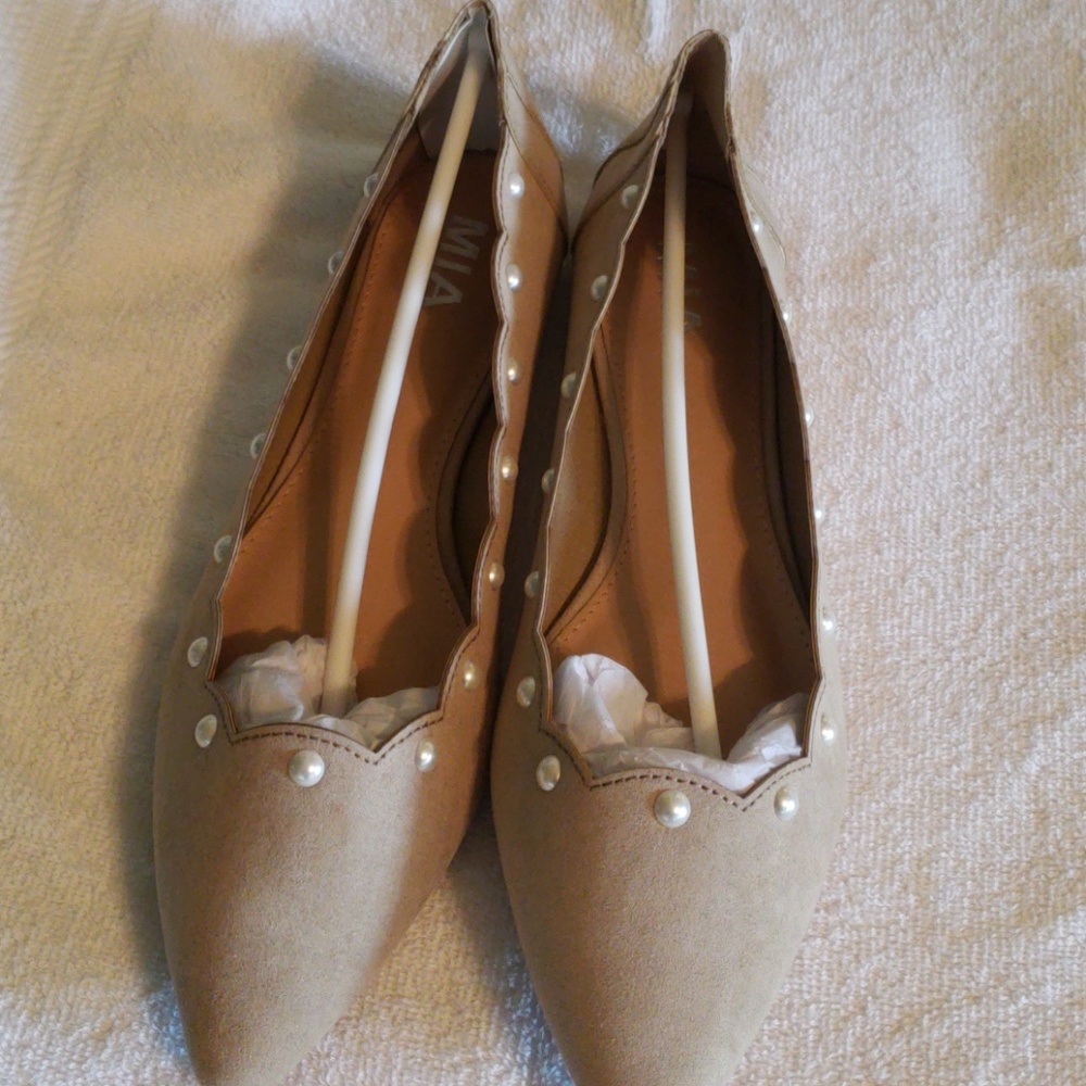Nwt MIA khaki suede flats with pearls.
